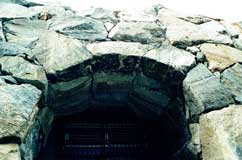 Stenmur i natursten med valv