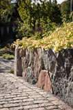 Storgatsten och stenmur i natursten