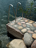 Stenbrygga i granit och rundsten