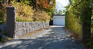 Stenmur i granit och uppfart i gatsten