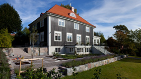 Stenmur i natursten och stentrappor i granit