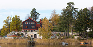 Murar i natursten och trappor i granit