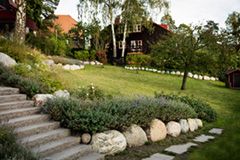 Rundtensmur och stentrappa i granit