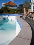 Poolkanit i granit och stenplan i skiffer