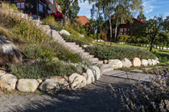 Stentrappa i granit och rundstensmur
